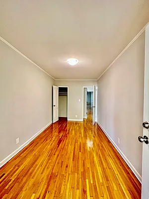 Rented by Zikos Realty Services | media 26