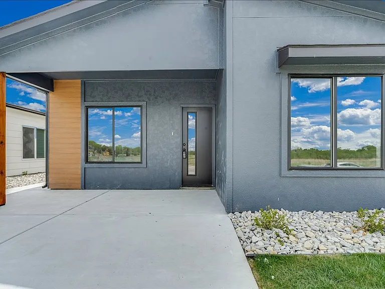 3434 E Thunder St — Photo 3