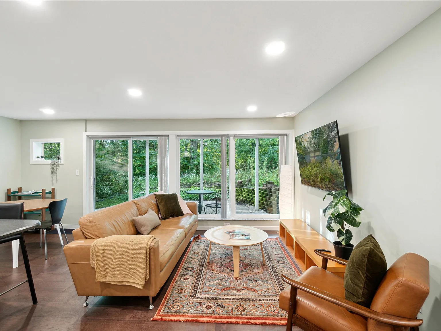 2 bed, 1000 sqft, $2,975 — Photo 3