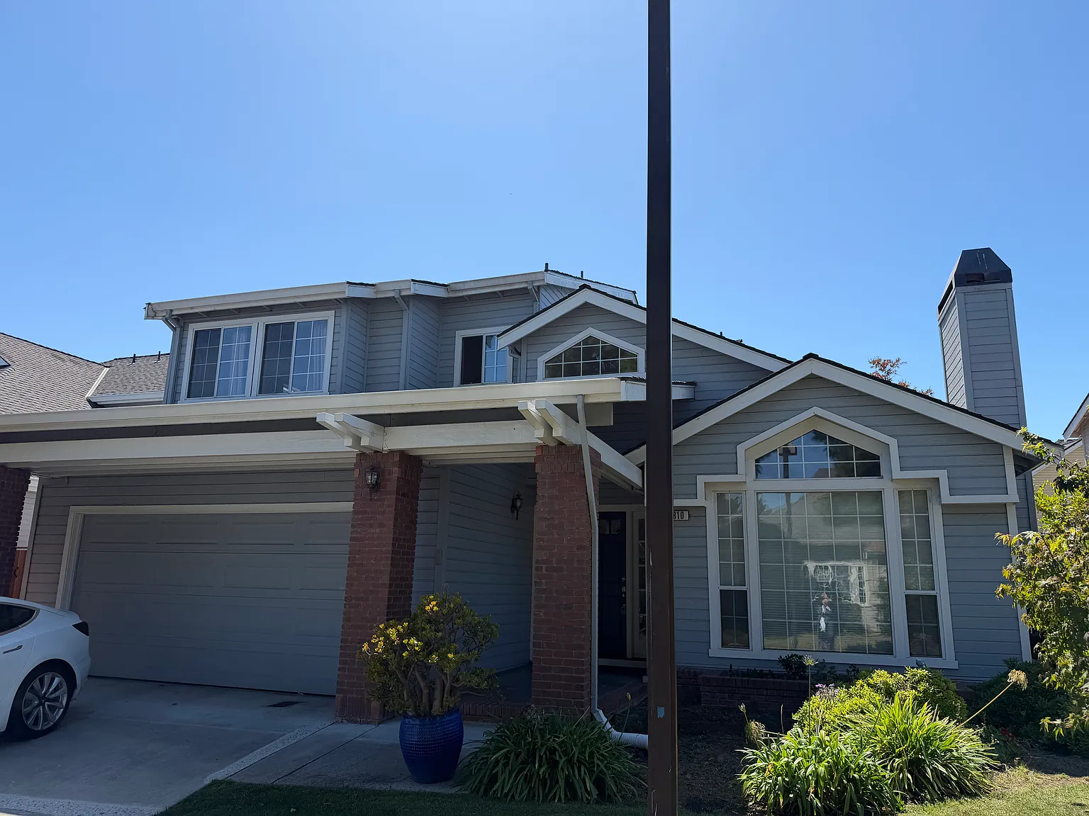4 bed, 2390 sqft, $7,800 — Photo 2