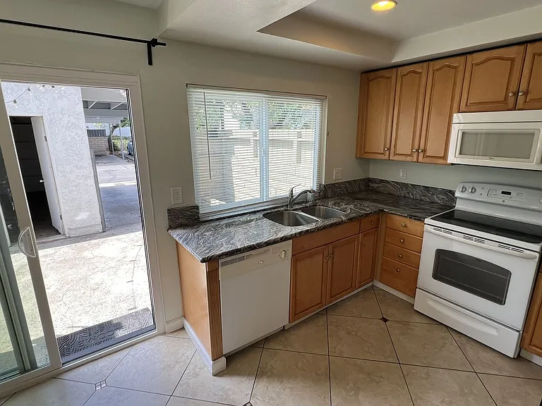 1910 W Palmyra Ave #92 — Photo 7