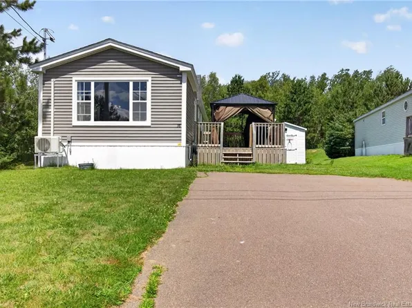 38 Ulysse St, Dieppe, NB E1A 7C1