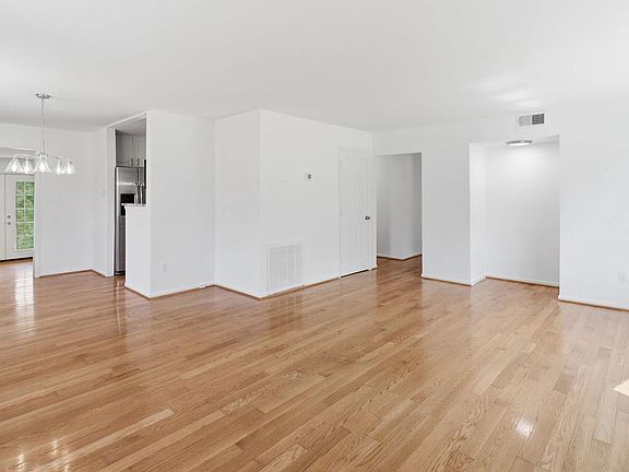 2nd image of 2146 Pimmit Dr