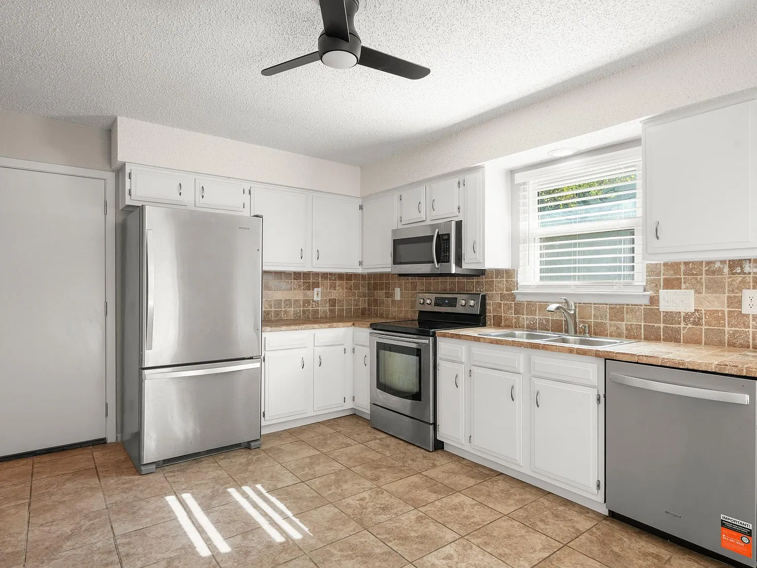 3 bed, 2.0 bath, 1104 sqft, $2,300 — Photo 2