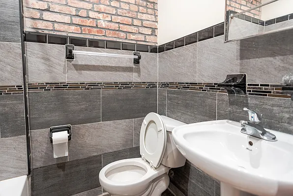 Rented by Batra Group Inc | media 6