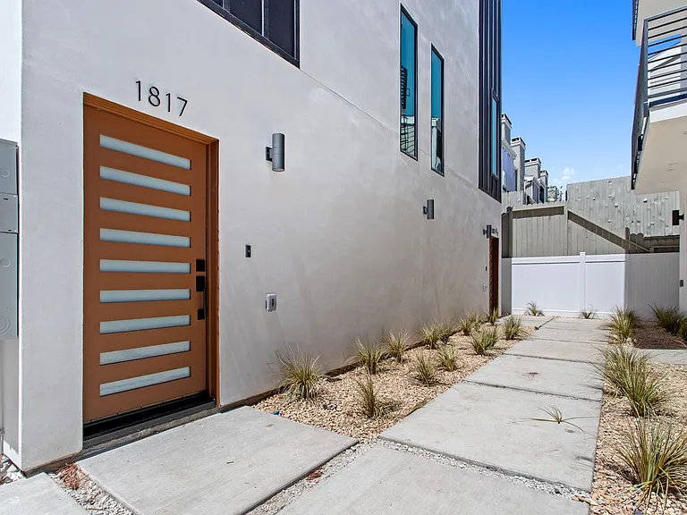 1815 Barry Ave — Photo 1