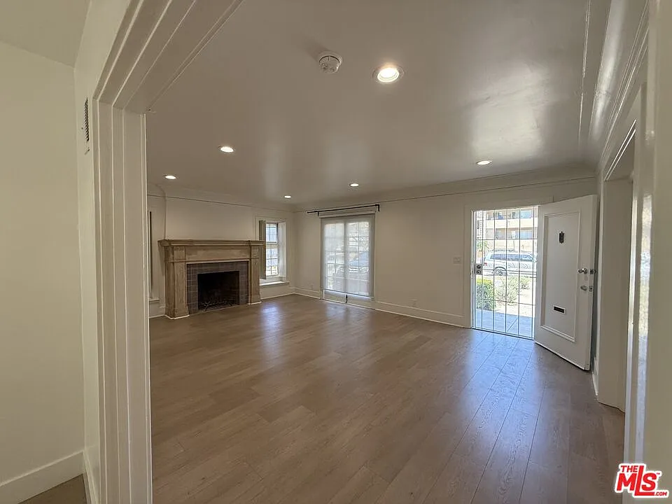 3 bed, 2.0 bath, 1444 sqft, $4,380 — Photo 4