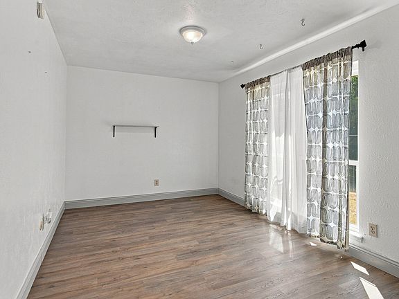 5th image of 4025 Engleman St