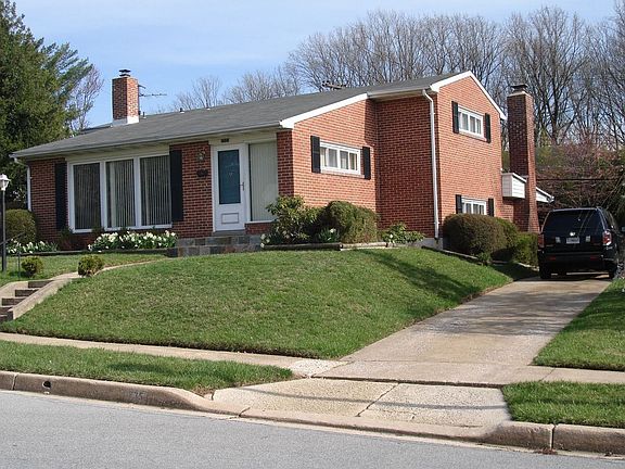 Side vie of the front yard