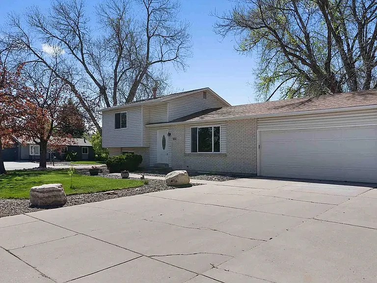 801 Wagonwheel Dr — Photo 2