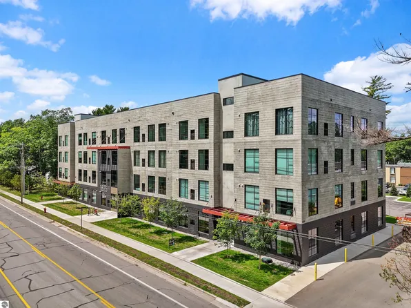 1825 E 8th St, Traverse City, MI 49686