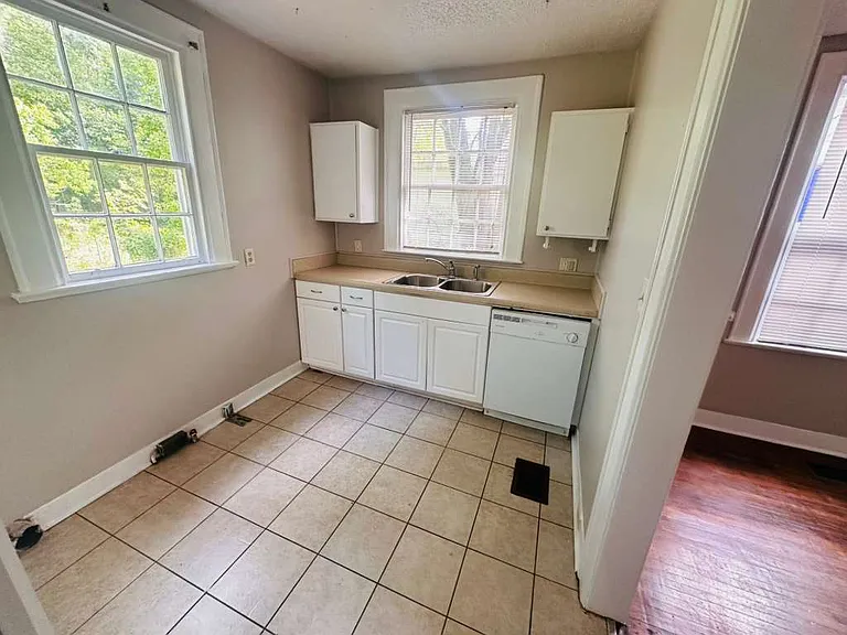 2331 Glendale Ave — Photo 8