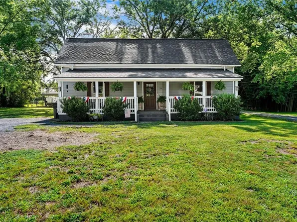 28 School St NE, White, GA 30184