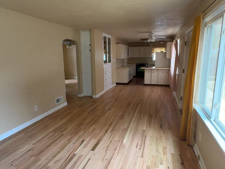2225 S Division Ave — Photo 4