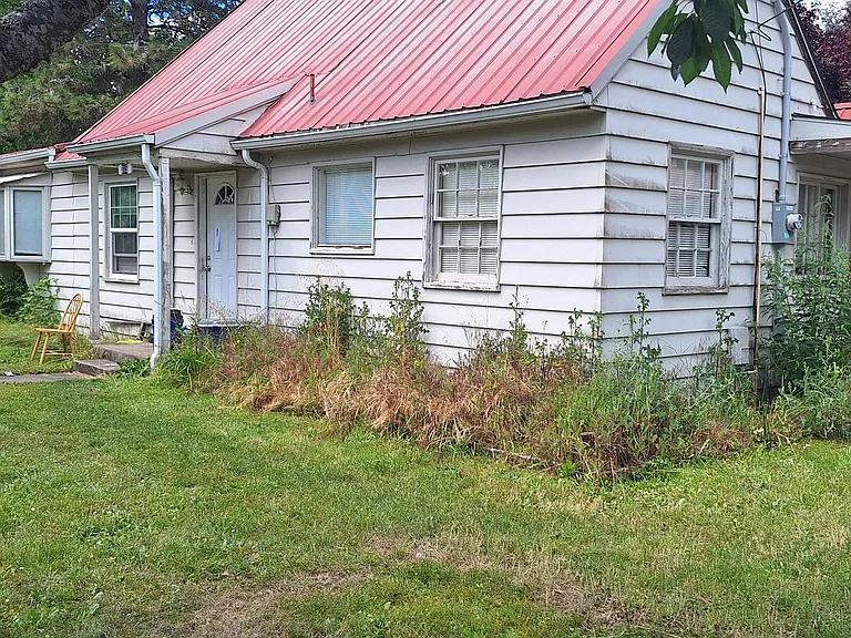 315 SE Lilly Ave — Photo 1