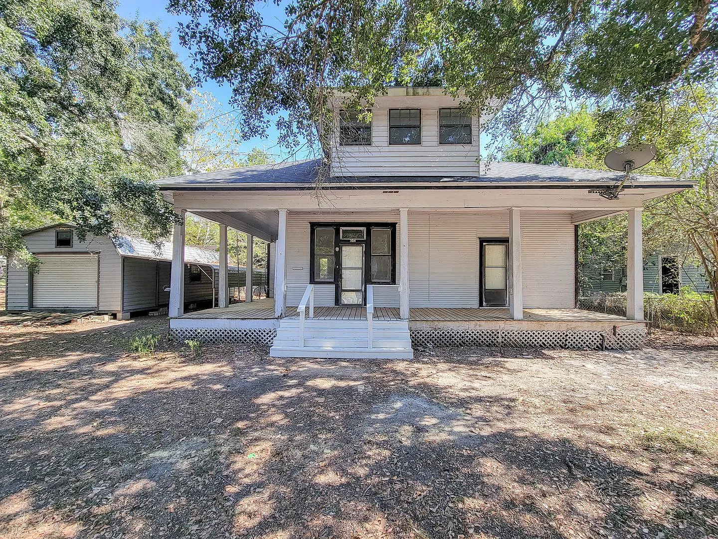 Welcome to 304 N Walnut Ave, a beautifully unique 3-bedroom, 2-bathroom single-family home boasti... — Photo 1