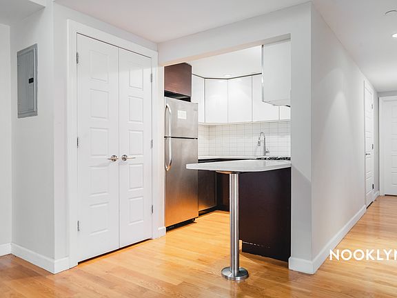 4th image of 90 Sullivan Pl #4K