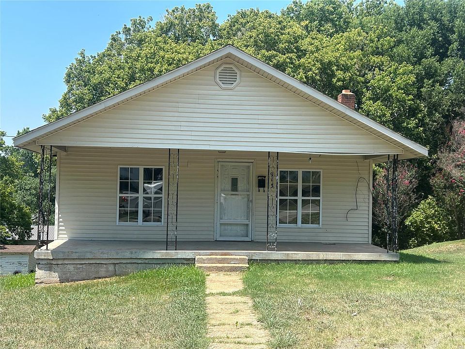 2nd image of 823 Hart St