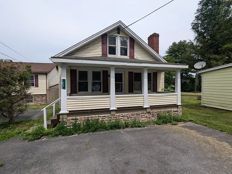 1031 Mount Tom Rd — Photo 16