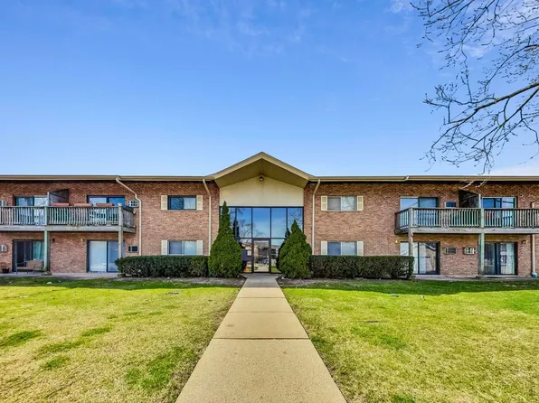 7422 Brookdale Dr APT 114, Darien, IL 60561