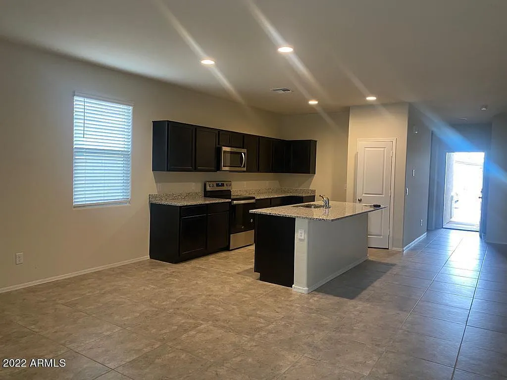 4 bed, 2.0 bath, 1995 sqft, $2,195 — Photo 3