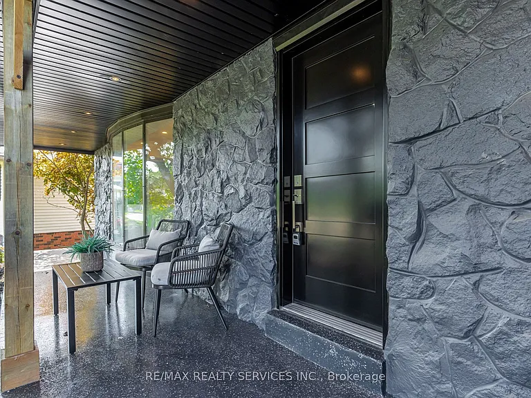 5133 Cherryhill Cres — Photo 2