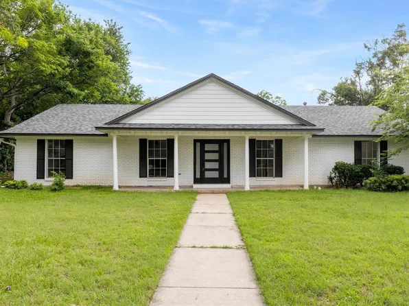 2203 Foxcroft Cir, Denton, TX 76209