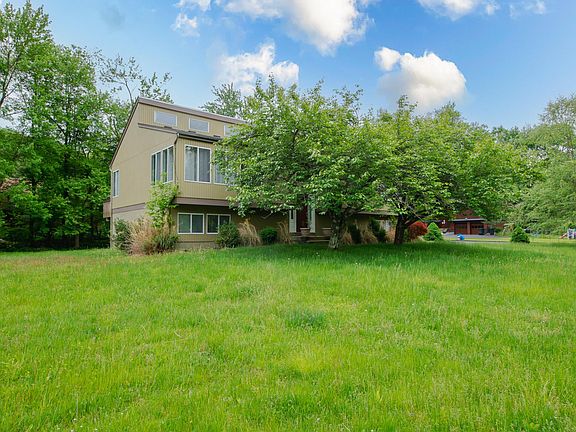 3rd image of 4 Brookside Dr