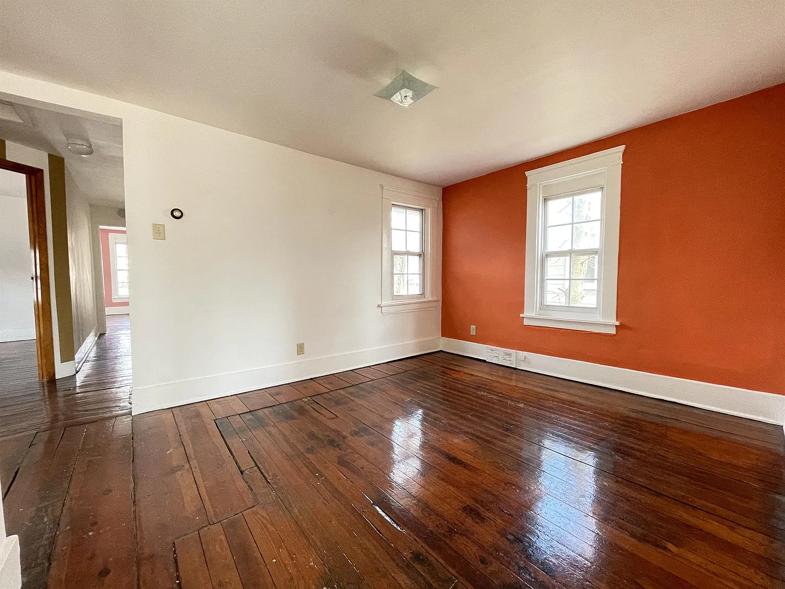 386 Silver St - 386.5 Up — Photo 2