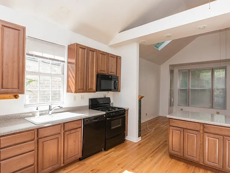 1043 W Grace St #CH — Photo 2