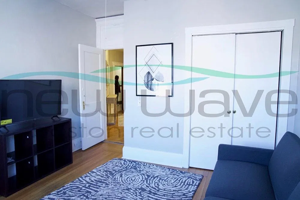 4 bed, 900 sqft, $5,600 — Photo 2