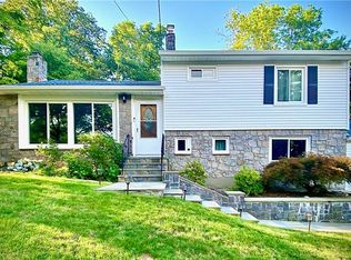 21 Oak Ridge Dr, Mahopac, NY 10541
