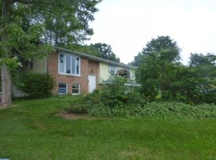 1 Pinewood Dr, Douglassville, PA 19518