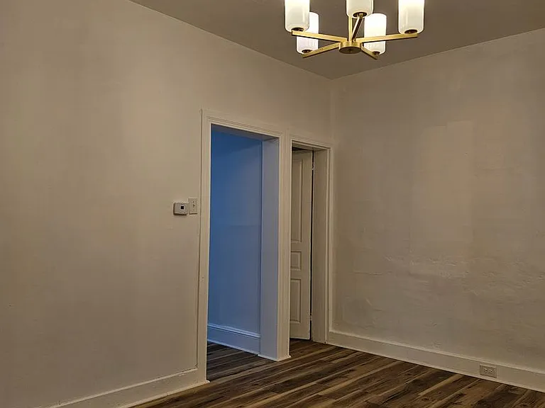 921 W Poplar St — Photo 3