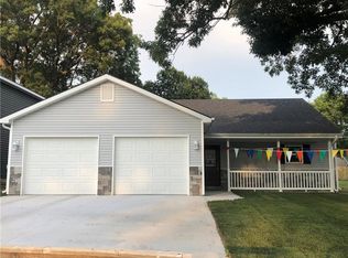 2705 Coop Dr, Saint Joseph, MO 64506