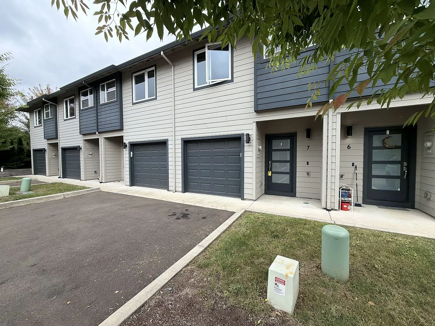 Stylish 3 Bedroom Rental with Center Island, Spacious Primary Suite, Upstairs Laundry & Garage — Photo 3