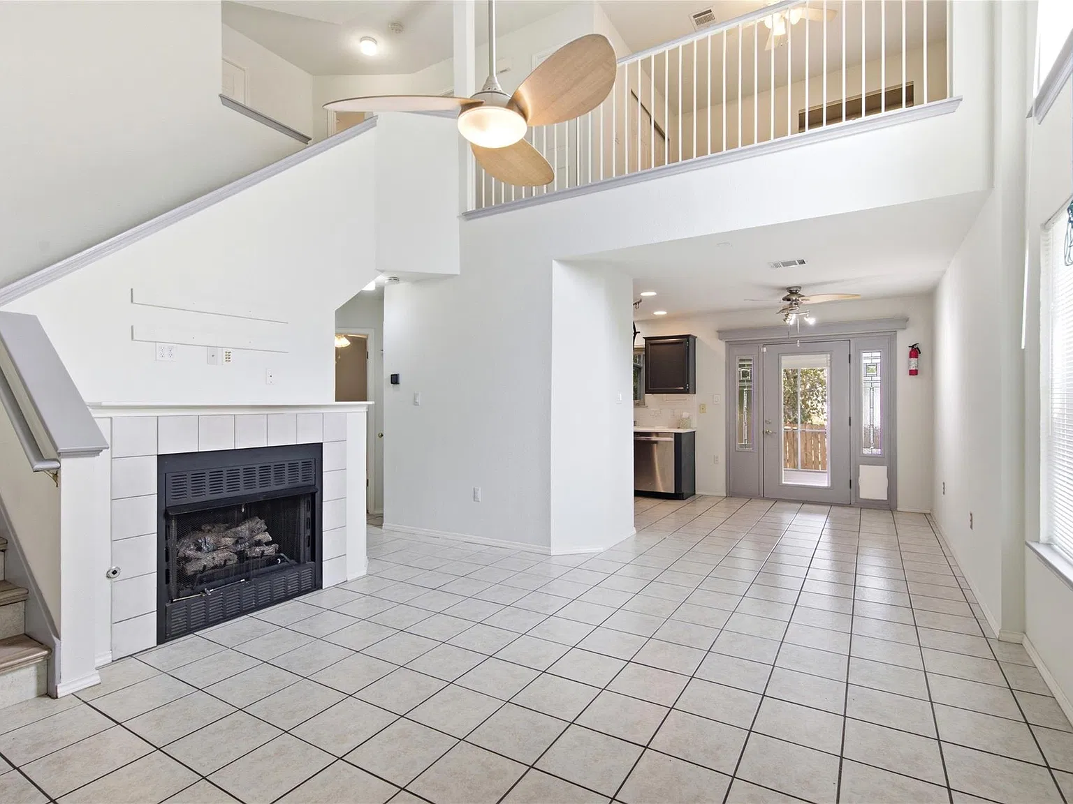 3 bed, 2.5 bath, 1436 sqft, $1,945 — Photo 4