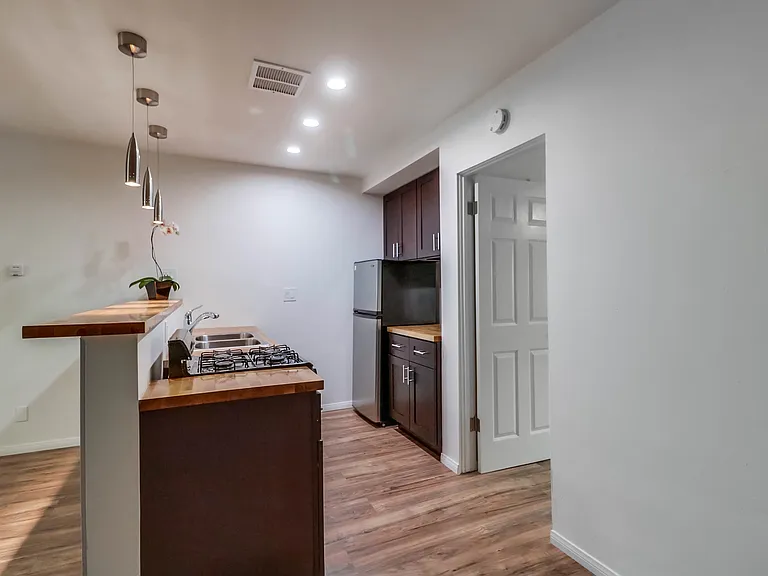 1024 Turquoise St #L — Photo 8