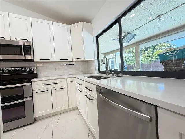 4 bed, 2.0 bath, $5,575 — Photo 2