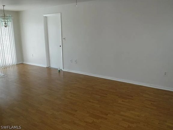 4th image of 302 SE 27th Ter
