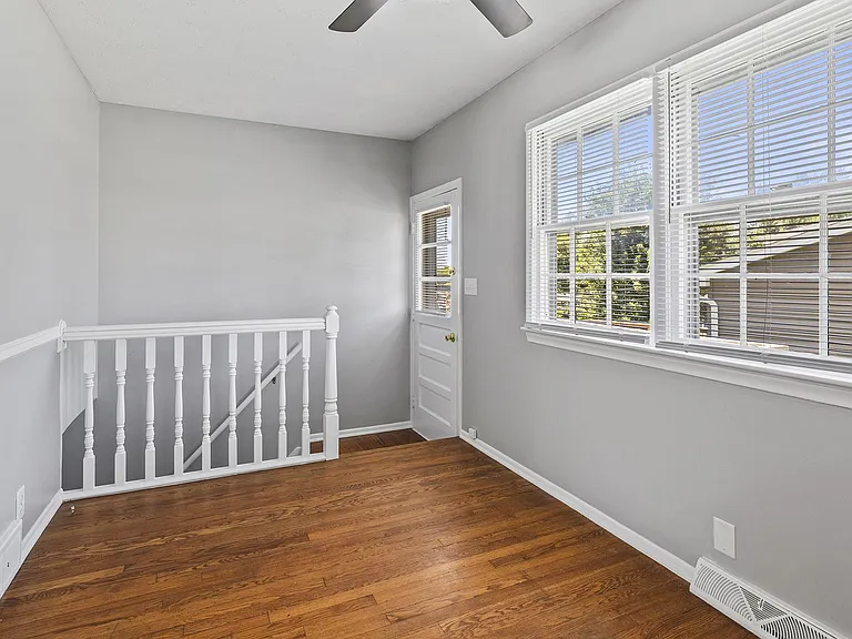 5508 S 122nd St — Photo 10