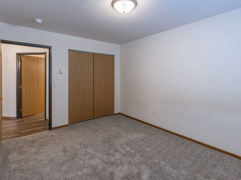 Fargo, ND Lake Crest Apartments | Bedroom