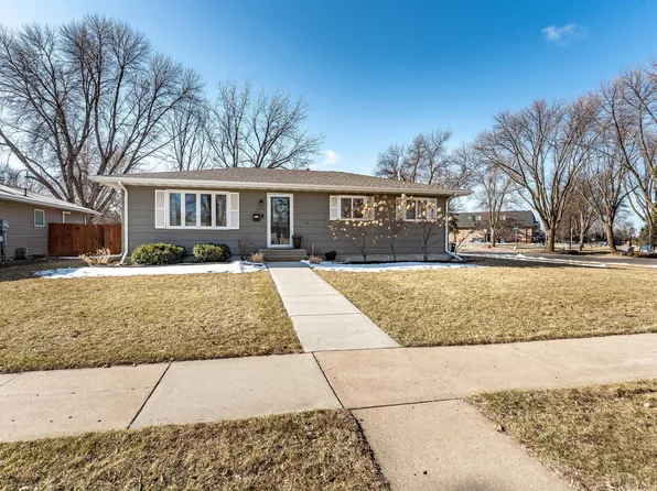 3142 Edgewood Dr N, Fargo, ND 58102