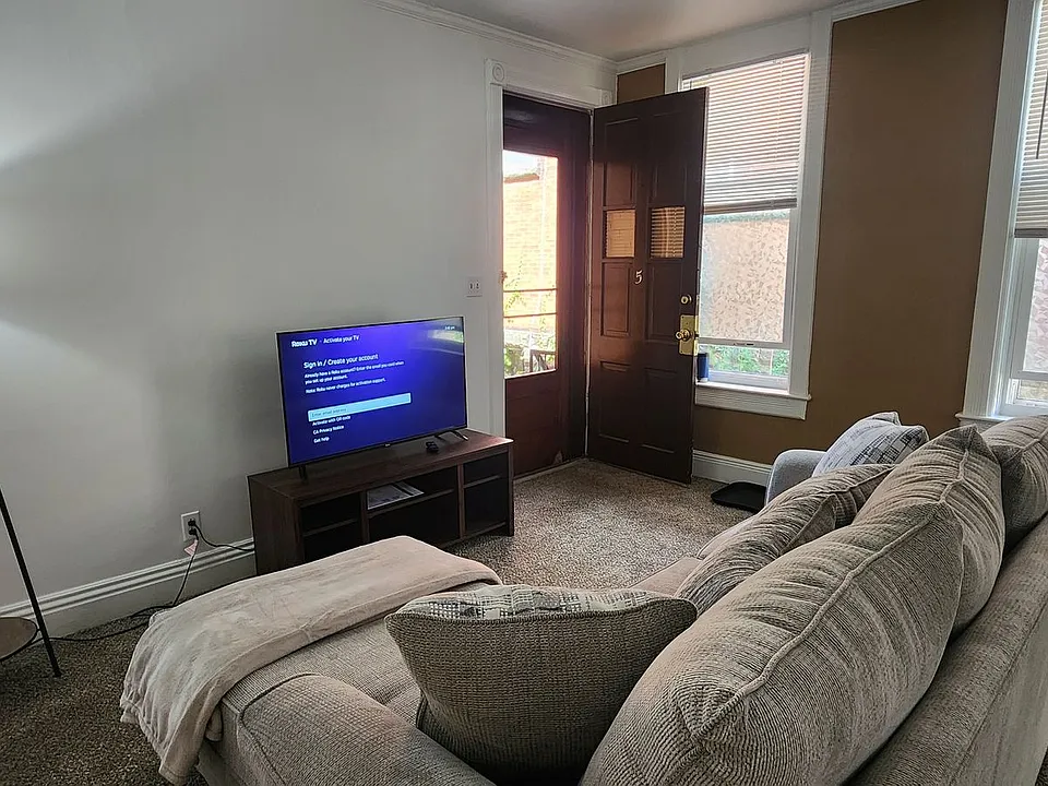 337 W 8th St