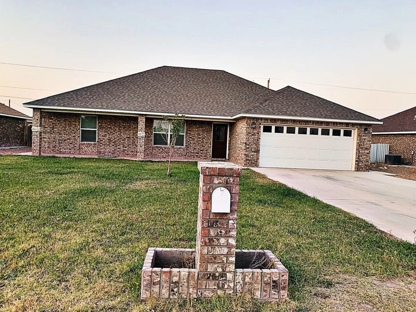 Beautiful all brick home — Photo 1