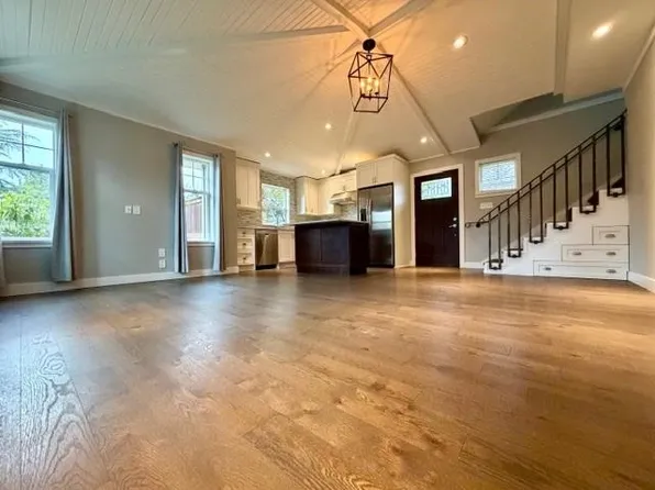 190 52a St #B, Delta, BC V4M 3P6