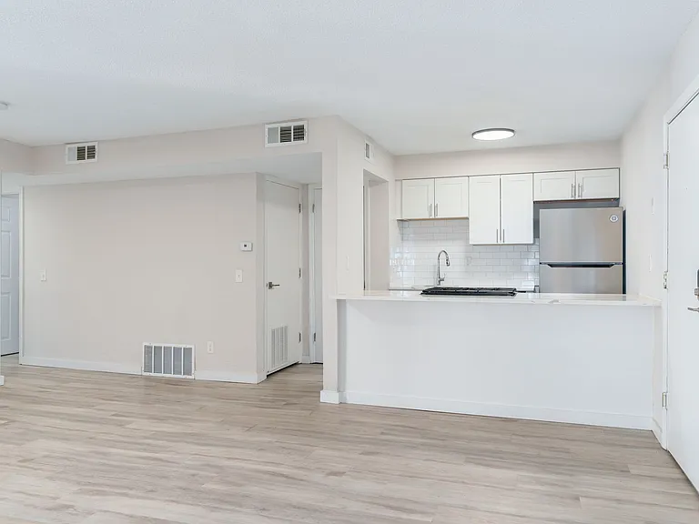 The Oaks Apartments — Photo 18