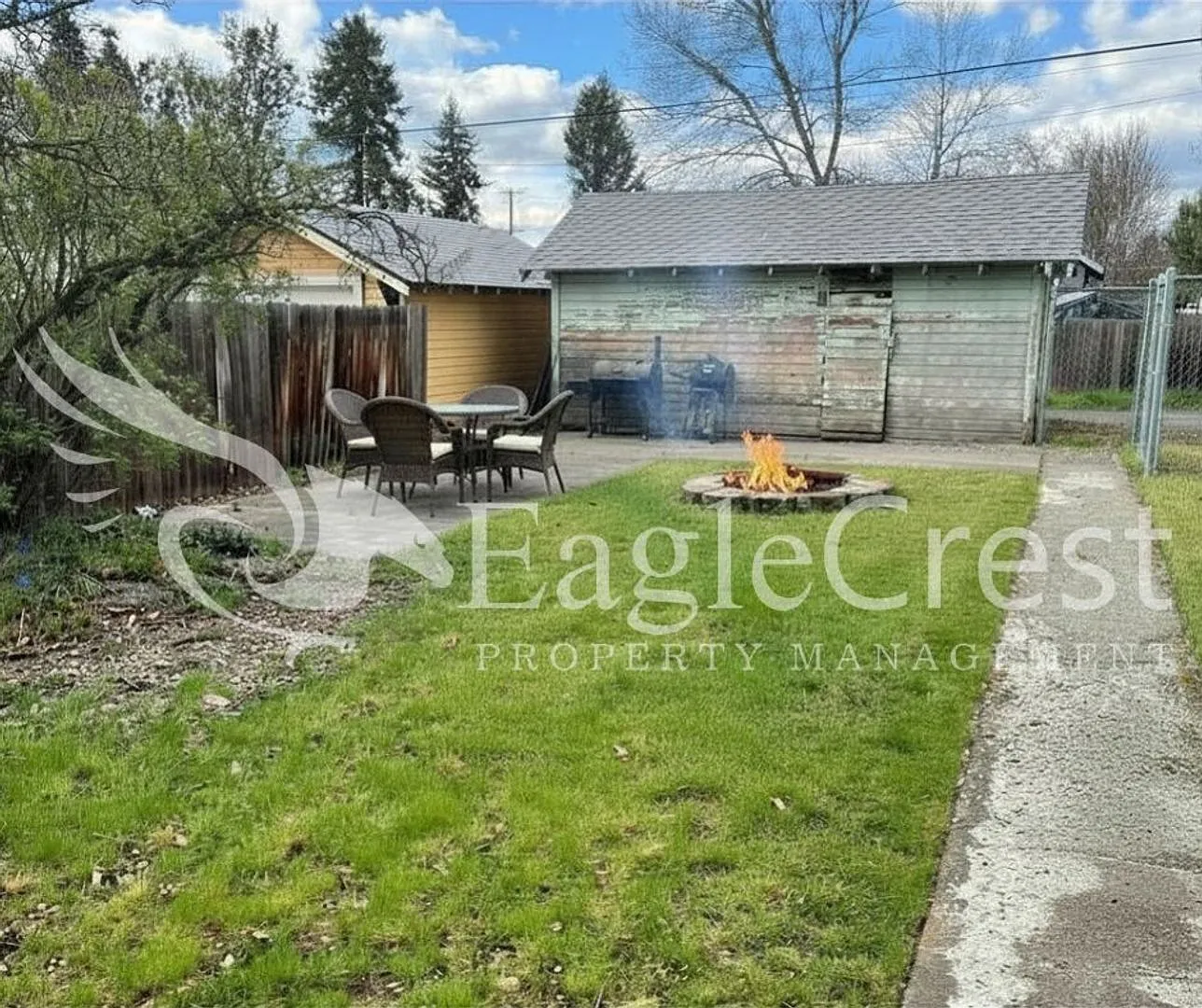Charming 3BR Home with Spacious Yard & Bonus Living Space! $200.00 OFF 2nd Month Rent!! — Photo 3