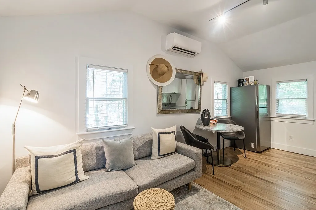 Cute One Bedroom Cottage By The Bay in Sag Harbor — Photo 3