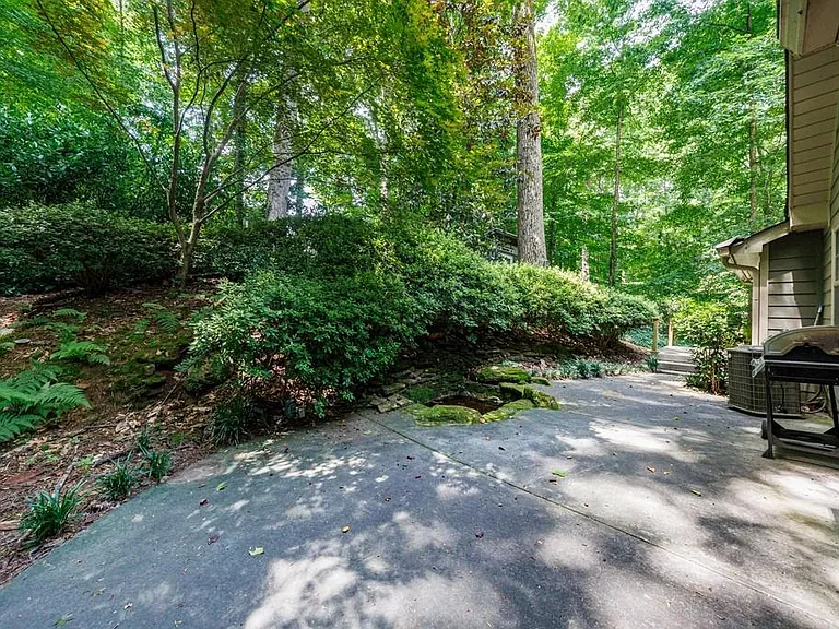 102 Vanessa Dr SE — Photo 17